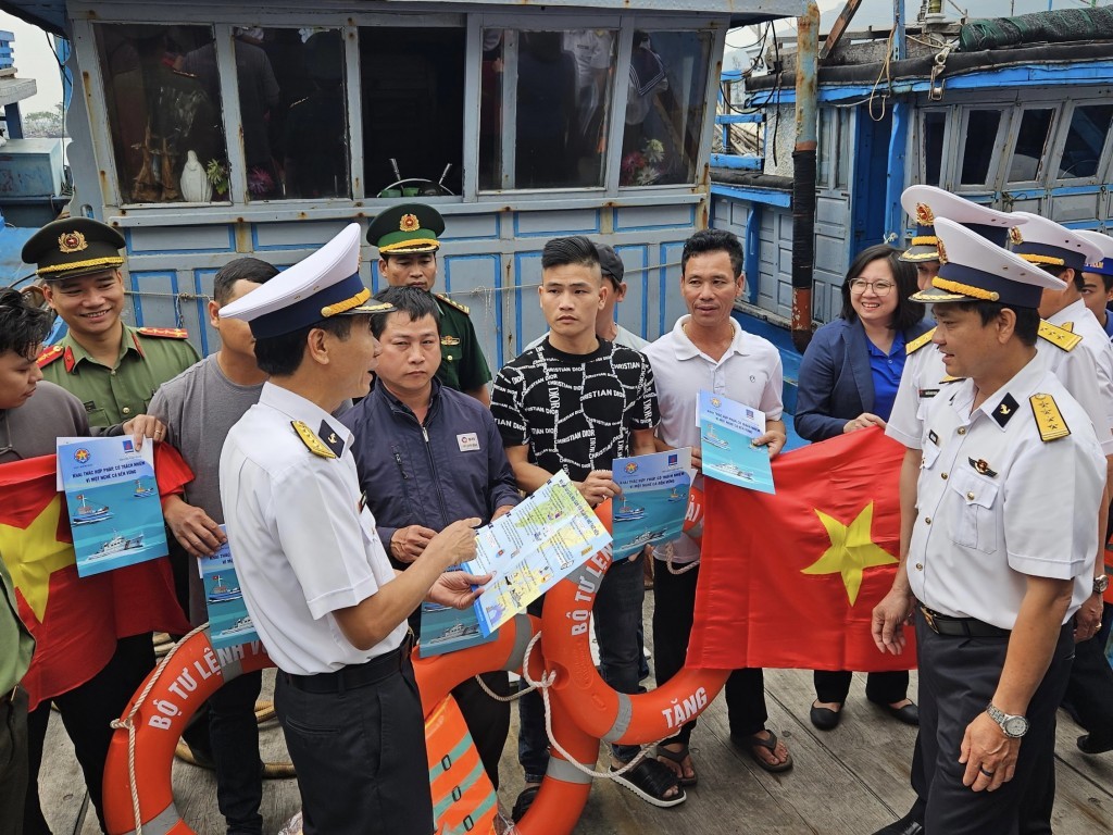 Vùng 3 Hải quân tuyên truyền tới ngư dân khai thác hợp pháp vì một nghề cá bền vững (Ảnh: H.Q) Vùng 3 Hải quân tuyên truyền tới ngư dân khai thác hợp pháp vì một nghề cá bền vững (Ảnh: H.Q)