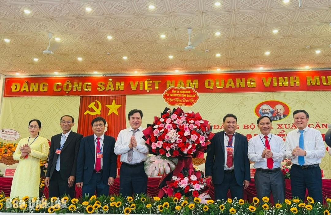 Lãnh đạo tỉnh tặng hoa chúc mừng đại hội.