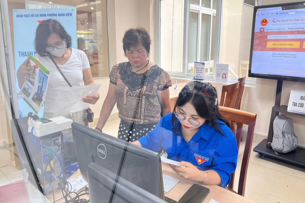 Thanh niên tình nguyện phường Hoàn Kiếm hỗ trợ người dân làm thủ tục hành chính