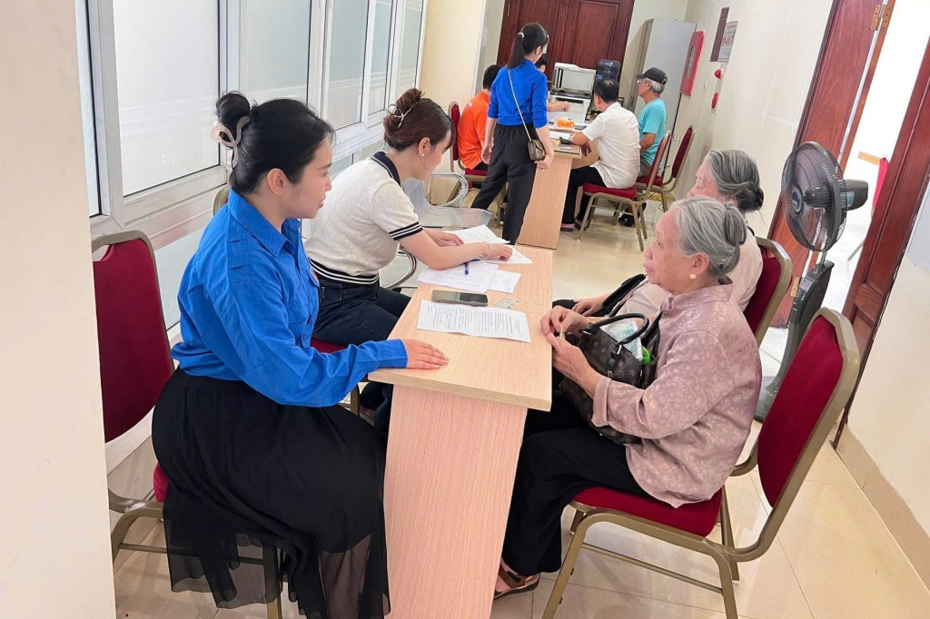 Người dân luôn được các bạn trẻ hỗ trợ tận tình