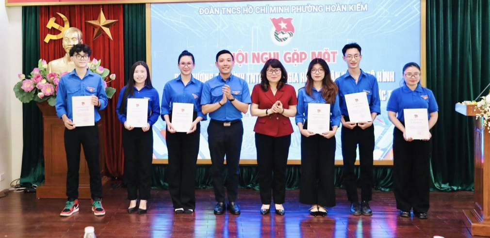 Đoàn phường Hoàn Kiếm khen thưởng các tình nguyện viên tiêu biểu