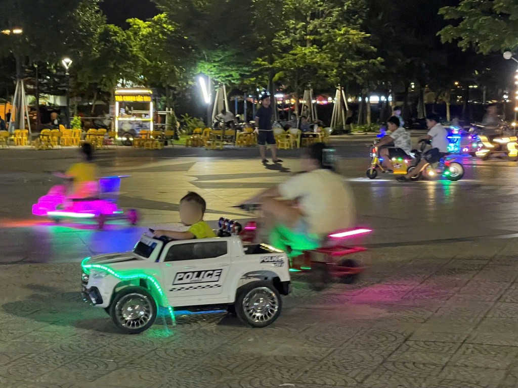 Các loại xe điện tự chế tốc độ di chuyển nhanh, không trang bị bảo hộ trong không gian công cộng, rất dễ xảy ra va chạm và gây mất an toàn cho trẻ em (Ảnh: Đ.Minh)