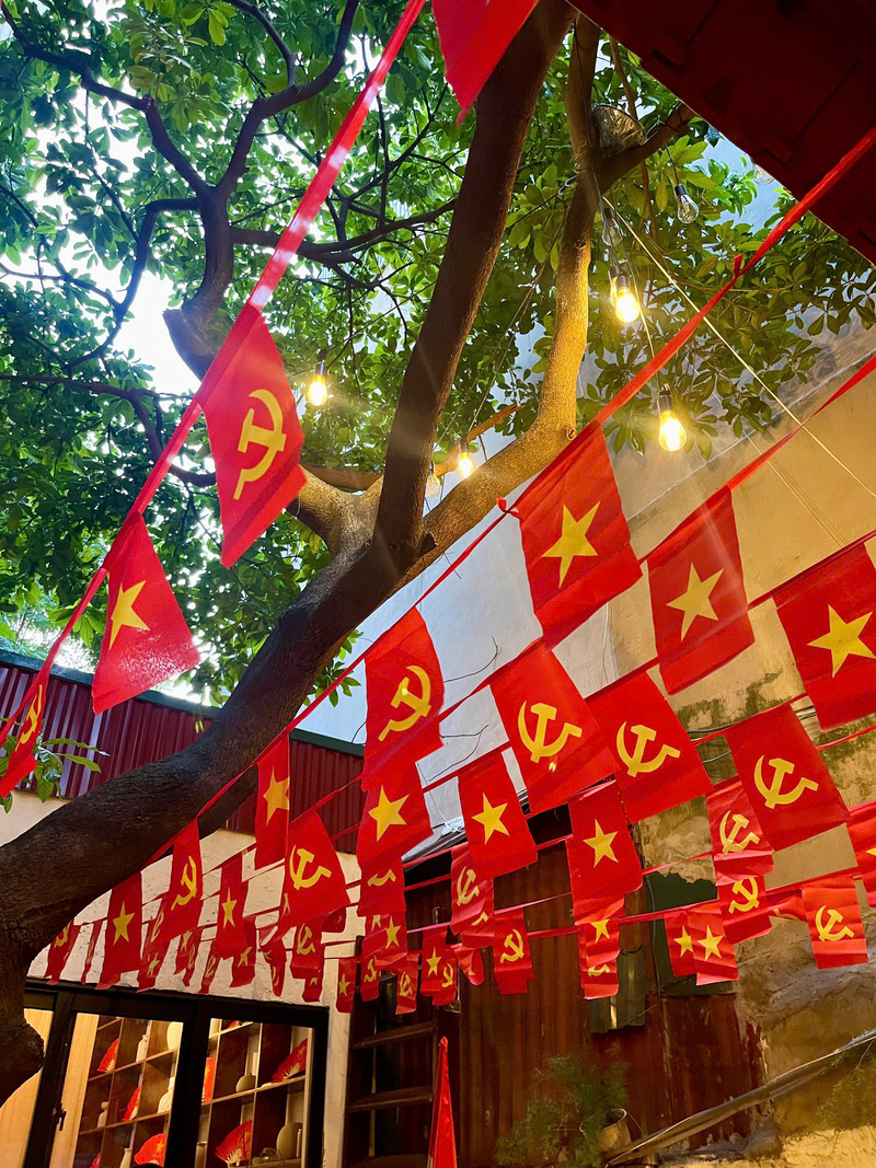 Từng góc nhỏ trong quán cũng được đầu tư tỉ mỉ, chi tiết tạo không gian truyền thống và đậm chất Việt.