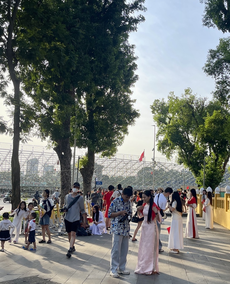 Dù xung quanh đang thi công các hạng mục phục vụ Lễ kỷ niệm 80 năm Cách mạng Tháng Tám và Quốc khánh 2/9, nơi đây vẫn tấp nập người dân đến tham quan, chụp ảnh.