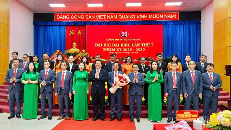 Đồng chí Nguyễn Trọng Nghĩa tặng hoa cho Ban Chấp hành Đảng bộ phường Pleiku nhiệm kỳ 2025 - 2030. Ảnh: Hiền Mai