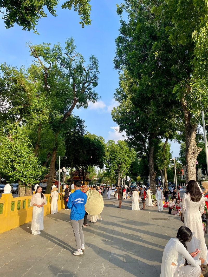Bất chấp thời tiết Hà Nội đang bước vào những ngày nắng nóng đỉnh điểm, khu vực quanh Lăng Bác vẫn đông nghịt người.