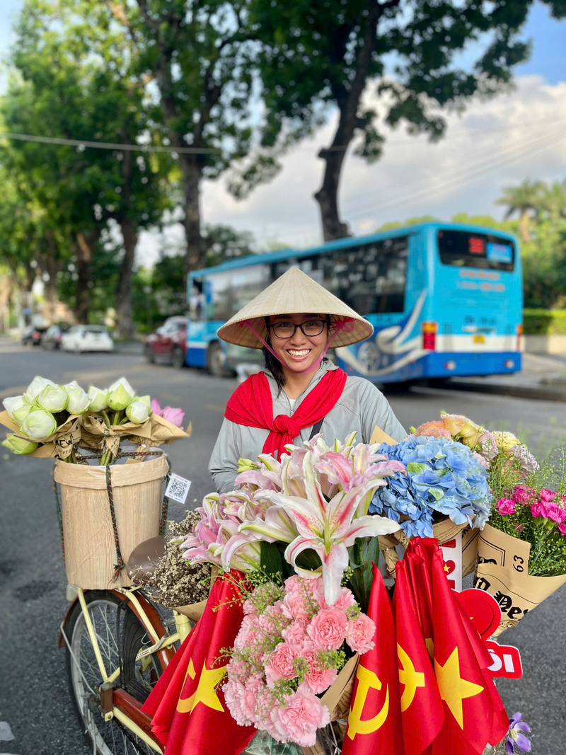 Xung quanh các địa điểm trung tâm như Quảng trường Ba Đình, Nhà Quốc hội hay Lăng Chủ tịch Hồ Chí Minh có rất nhiều dịch vụ bán cờ, khăn quàng và ghim cài áo, phục vụ nhu cầu chụp ảnh của người dân và du khách trong dịp 2/9.