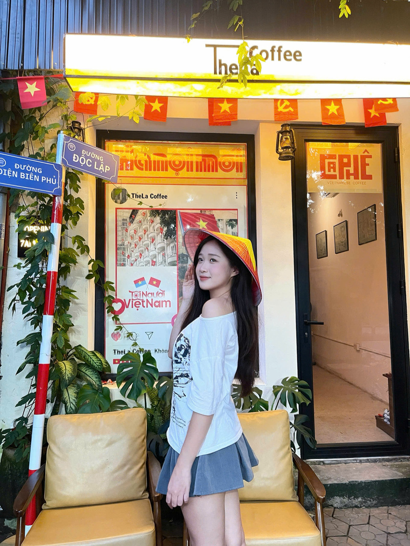 Rất nhiều các bạn trẻ, thậm chí là gia đình dắt theo con nhỏ đến quán để tận hưởng không khí ấm cúng và hòa mình vào không gian trang trí đậm chất lễ hội.