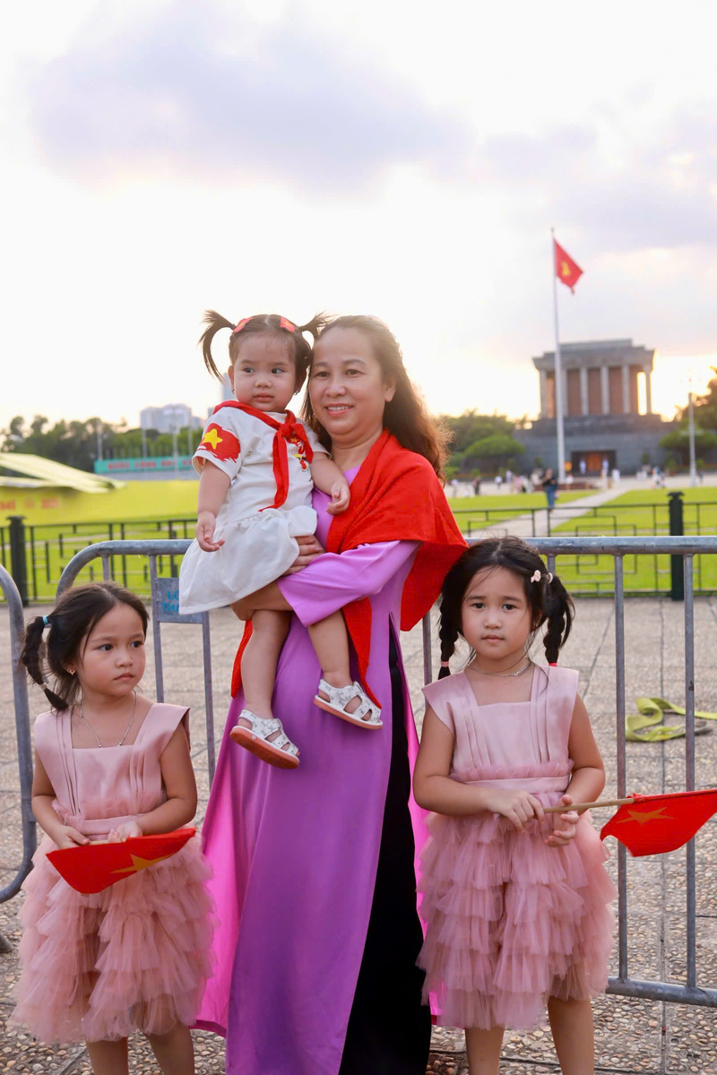 Nhiều gia đình đưa các con, cháu cùng chụp ảnh, lưu giữ khoảnh khắc, hòa chung vào không khí rộn ràng của ngày lễ.