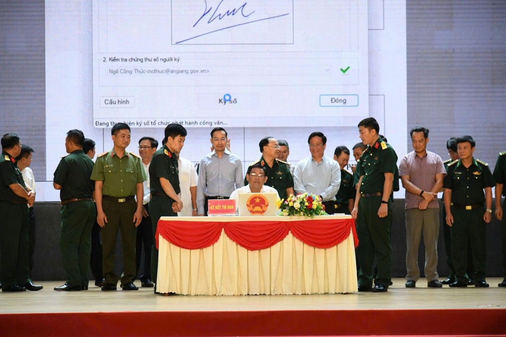 Tỉnh ủy viên, Phó Chủ tịch UBND tỉnh An Giang Ngô Công Thức ký kết giao ước thi đua (ảnh: Như Ngọc)