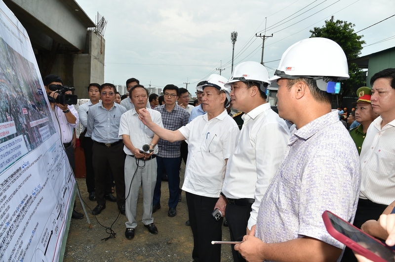 Trước đó, Phó Thủ tướng Chính phủ Hồ Đức Phớc cùng Đoàn công tác của Chính phủ kiểm tra thực tế công trường Dự án thành phần 1, cao tốc Biên Hòa - Vũng Tàu - Ảnh: VGP/Trần Mạnh