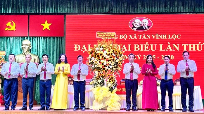 Thành ủy - HĐND - Uỷ ban MTT TP HCM tặng hoa chúc mừng Đại hội đại biểu Đảng bộ xã Tân Vĩnh Lộc