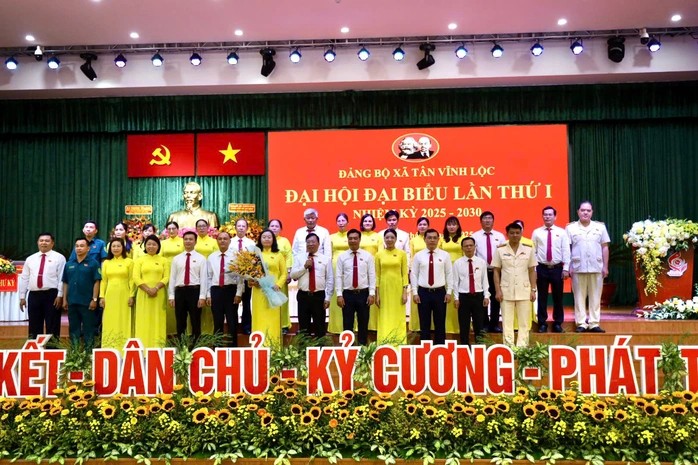 Ban Chấp hành Đảng bộ xã Tân Vĩnh Lộc nhiệm kỳ 2025 – 2030 ra mắt tại đại hội