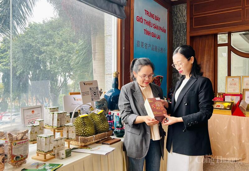 Gian trưng bày các sản phẩm OCOP thu hút được sự quan tâm của các đại biểu