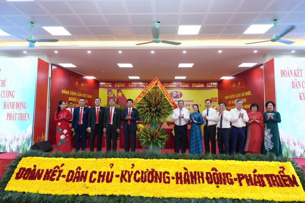 Đồng chí Lê Hồng Sơn - Uỷ viên BTV Thành uỷ, Phó Chủ tịch Thường trực UBND TP Hà Nội tặng hoa chúc mừng đại hội