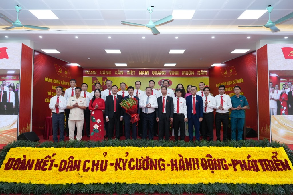 Đồng chí Lê Hồng Sơn - Uỷ viên BTV Thành uỷ, Phó Chủ tịch Thường trực UBND TP Hà Nội cùng các đại biểu chúc mừng BCH Đảng bộ phường Yên Nghĩa