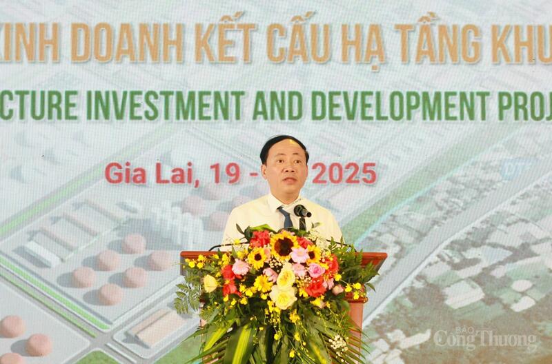 Phó Bí thư Tỉnh uỷ, Chủ tịch UBND tỉnh Gia Lai Phạm Anh Tuấn phát biểu tại lễ khởi công. Ảnh: Hiền Mai