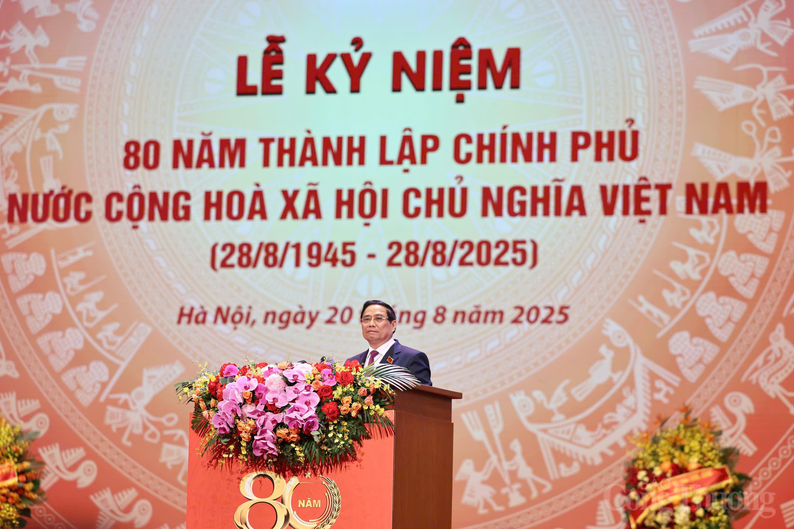 Đồng chí Phạm Minh Chính, Ủy viên Bộ Chính trị, Thủ tướng Chính phủ, thay mặt Chính phủ, trình bày Diễn văn kỷ niệm 80 năm ngày thành lập Chính phủ. Ảnh: Nam Nguyễn