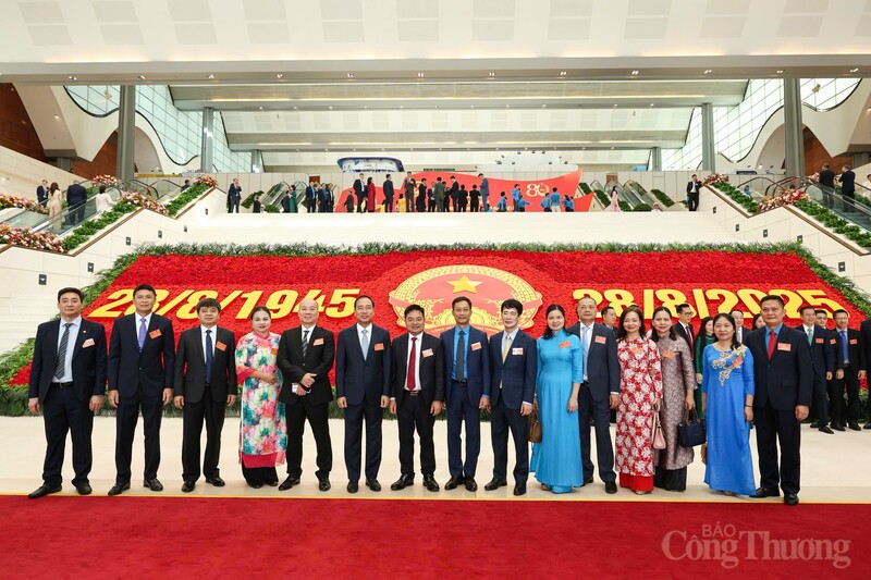 Đoàn đại biểu bao gồm thủ trưởng các đơn vị thuộc Bộ Công Thương tham dự buổi lễ kỷ niệm