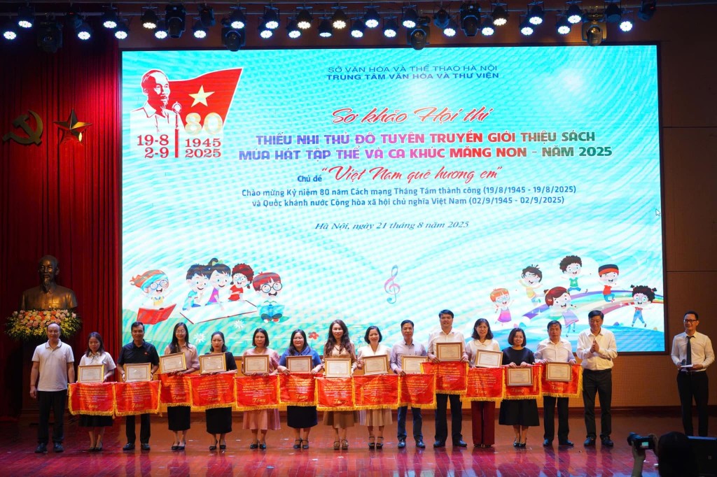 Ban Tổ chức Tặng cờ lưu niệm cho các đội tham gia hội thi