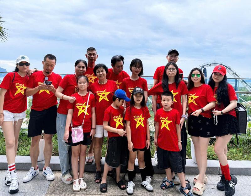 Cả gia đình khoác lên mình màu cờ Tổ quốc, gửi gắm niềm tự hào dân tộc. Ảnh: Hiền Thu