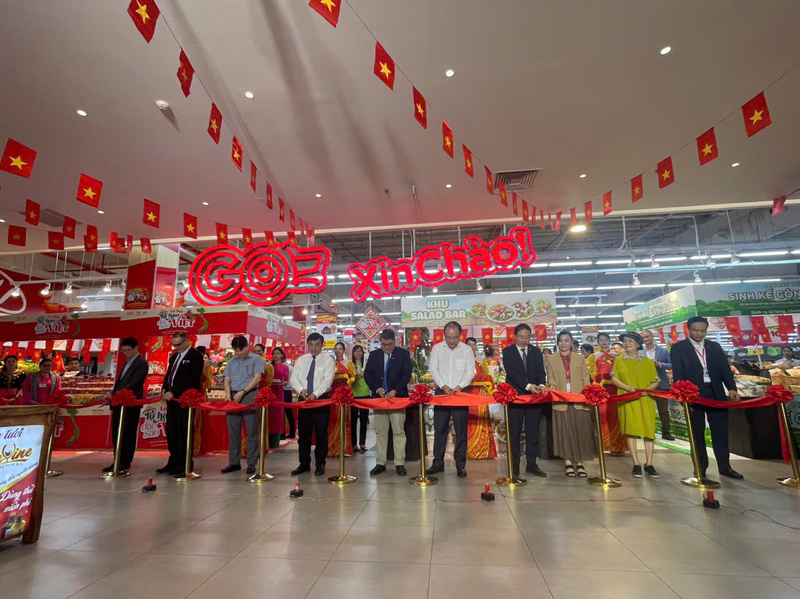 Các đại biểu căt băng khái mạc Lễ hội Tự hào đặc sản Việt Nam 2025. Ảnh: Nguyễn Hạnh