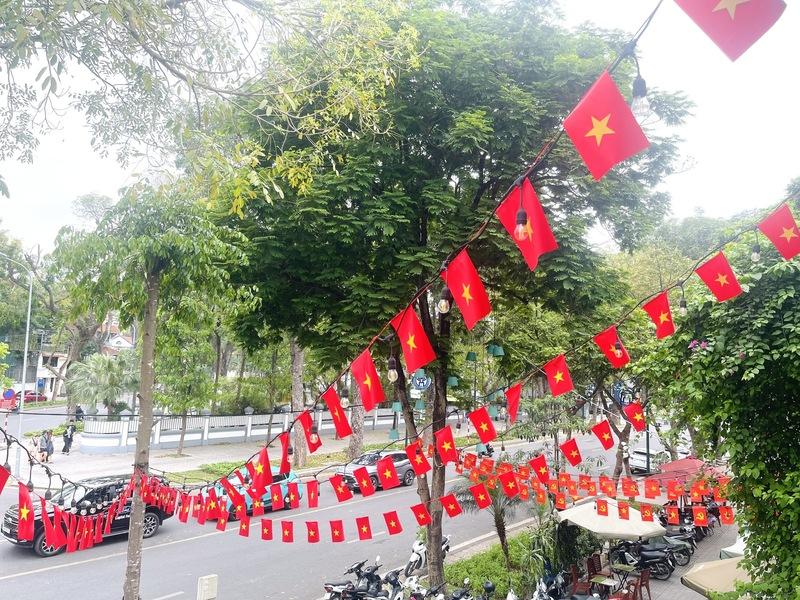 Hình ảnh lá cờ Tổ quốc tung bay khắp nẻo đường Hà Nội. Ảnh: Nguyễn Vy