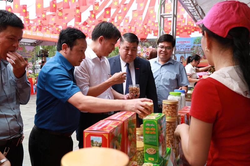 Đại diện các sở, ngành tỉnh Hưng Yên, các doanh nghiệp tham quan gian hàng. Ảnh: Thanh Vân