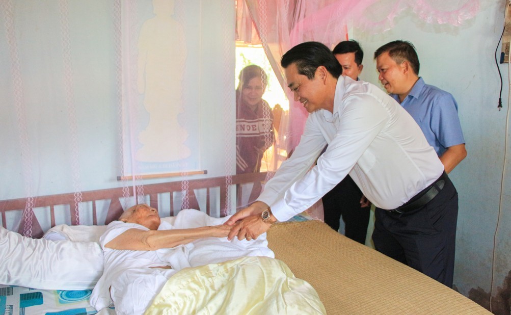 Phó Chủ tịch UBND tỉnh Nguyễn Quỳnh Thiện ân cần thăm hỏi sức khỏe Mẹ Việt nam anh hùng (Ảnh: vinhlong.gov.vn)