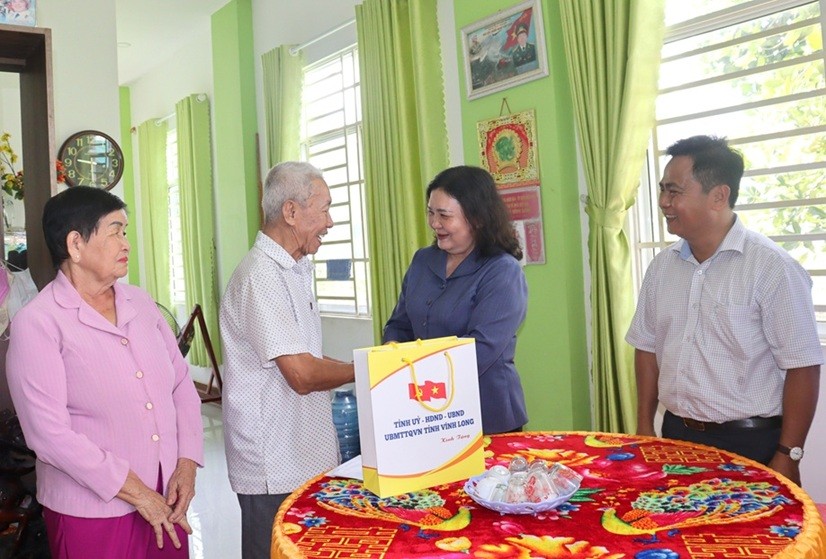 Phó Bí thư Thường trực Tỉnh ủy - Hồ Thị Hoàng Yến ân cần thăm hỏi và tặng quà cho ông Ngô Văn Nghiệp (ngụ tại khóm Tân Quới Đông, phường Long Châu)