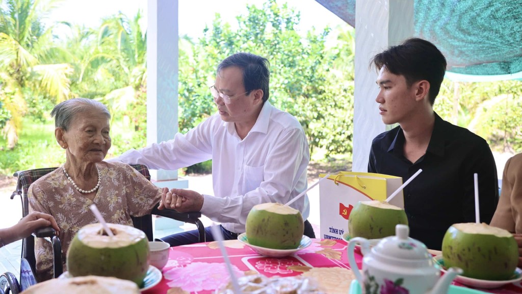 Phó Bí thư Tỉnh ủy, Chủ tịch Ủy ban MTTQVN tỉnh Lê Văn Hẳn thăm hỏi tình hình sức khỏe Mẹ Việt Nam Anh hùng Đoàn Thị Mãnh tại ấp 7, xã Càng Long