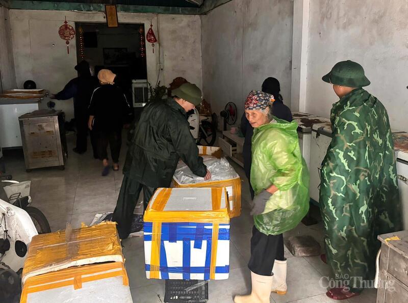 Nhiều tài sản của người dân được lực lượng chức năng hỗ trợ vận chuyển để không hư hỏng