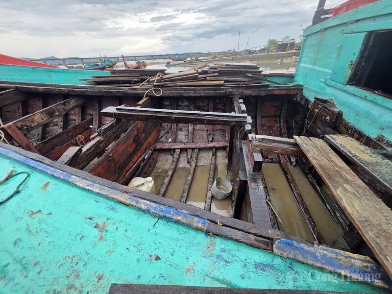 Có tàu bị đánh chìm, sáng 26/8 ông Lê Văn Dương (thôn Phúc Hải) cùng người dân tát bùn đất khỏi thân tàu để trục vớt. Ông Dương cho biết, ước thiệt hại khoảng 100 triệu đồng.