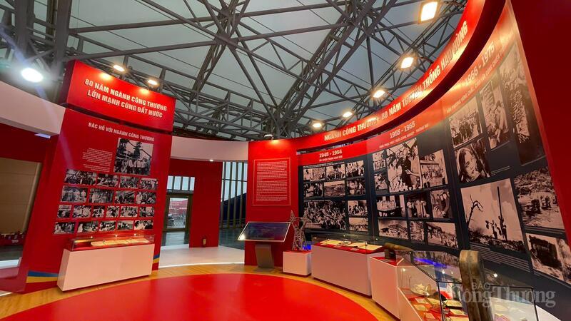 Không gian triển lãm tập trung thể hiện quá trình phát triển lớn mạnh của ngành Công Thương, cho thấy những thành tựu, dấu ấn nổi bật trong từng giai đoạn lịch sử