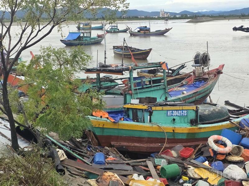 Trao đổi với phóng viên, lãnh đạo UBND xã Thiên Cầm cho biết, theo thống kê ban đầu, có 30 tàu thuyền ảnh hưởng do bão số 5. Hiện, xã đang rà soát thiệt hại cụ thể để có phương án hỗ trợ ngư dân.