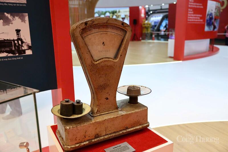 Cân đồng hồ hai mặt là sản phẩm của Nhà máy Cơ khí Phổ Yên (nay là Công ty Cổ phần Cơ khí Phổ Yên). Với độ chính xác cao, cân được đến 100 kg, sản phẩm được dùng rộng rãi trong các cửa hàng mậu dịch và xuất khẩu sang các nước Đông Âu. Đến năm 2000, dây chuyền sản xuất sản phẩm đã ngừng hoạt động.