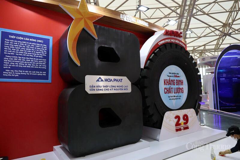 Một góc trưng bày sản phẩm nổi bật của Hòa Phát. Thép cuộn cán nóng - sản phẩm làm lên tên tuổi của Hòa Phát