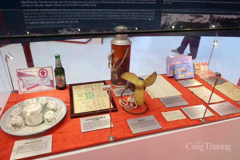 Trưng bày các hiện vật xuất hiện trong thời bao cấp, trong đó có quạt con cóc do Xí nghiệp Điện cơ Thống Nhất sản xuất năm 1958