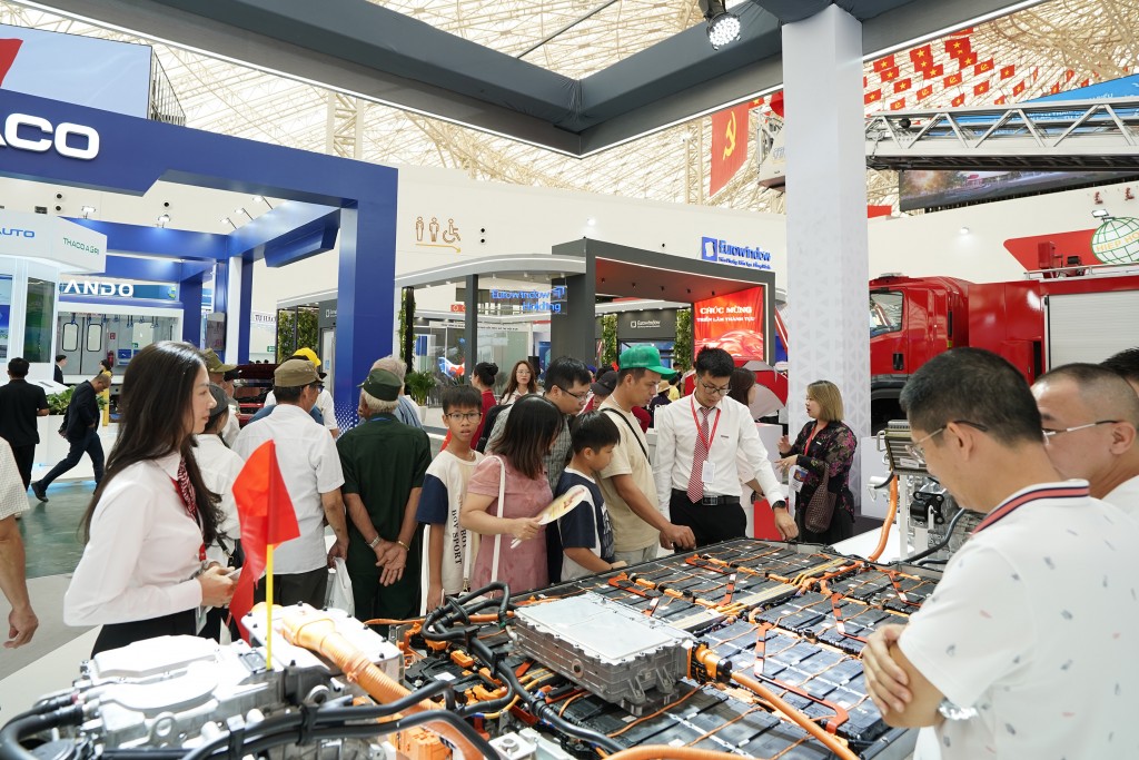 05. Hệ khung pin xe điện E-GMP được trang bị trên xe điện Hyundai là một bước đột phá trong công nghệ xe điện, hỗ trợ mục tiêu phát triển bền vững với hiệu suất cao và khả năng sạc nhanh. Hệ thống này giúp tối ưu hóa năng lượng, giảm chi phí và mở ra tươn