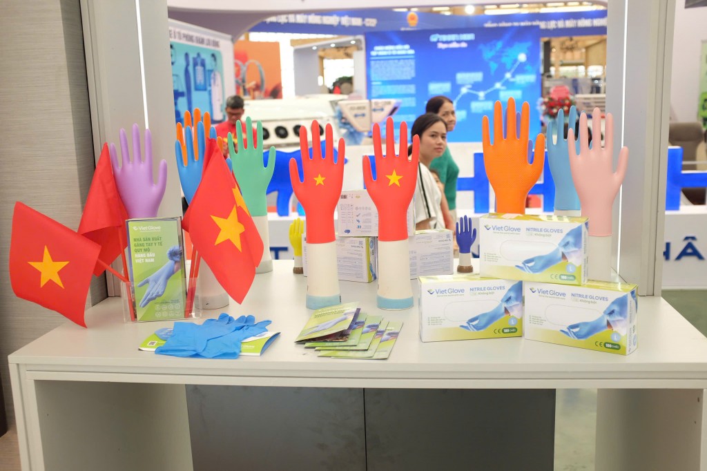 08. Các sản phẩm găng tay y tế của Viet Glove - một trong những đơn vị trực thuộc TC Group, Viet Glove đạt năng lực sản xuất 10 tỷ chiếc/ năm, với các thị trường xuất khẩu là Nhật Bản, Mỹ, EU…