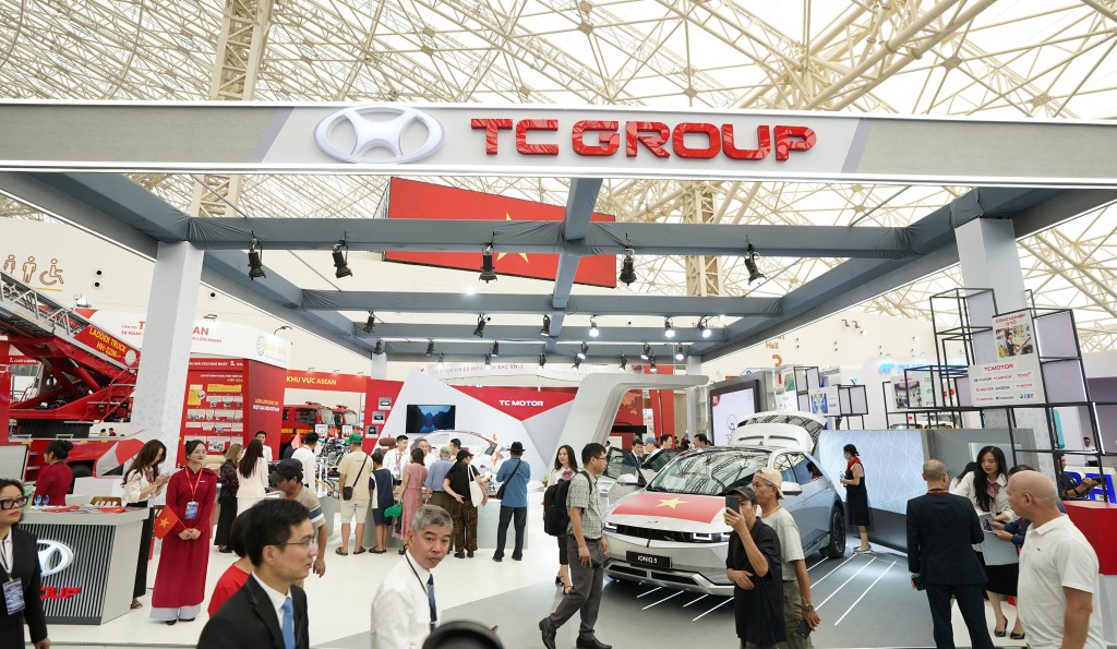 07. Khách tham quan hào hứng tham quan không gian triển lãm của TC Group và được giới thiệu về những sản phẩm như xe Hyundai IONIQ 5, hệ khung gầm MQB của Volkswagen ứng dụng trên các dòng xe của Skoda.