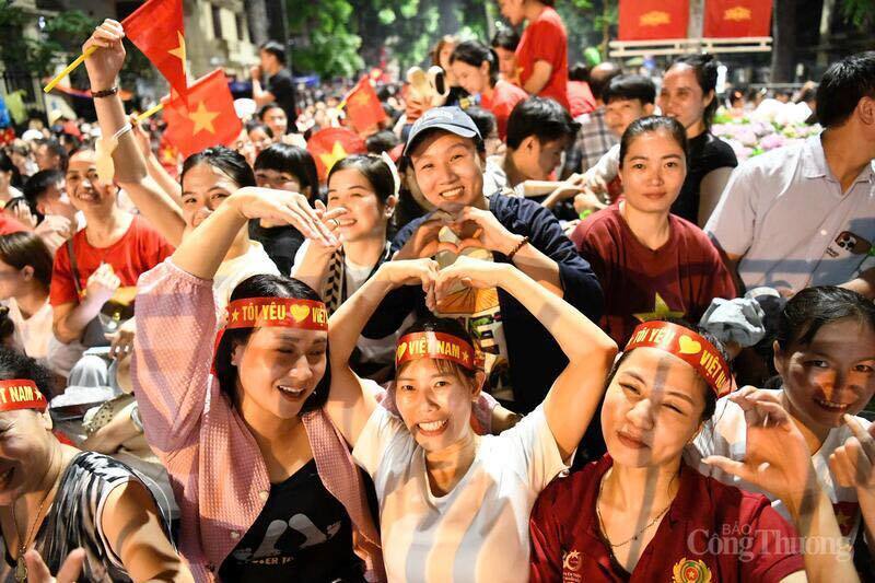 Người dân cả nước hân hoan cùng về Hà Nội để xem Lễ Diễu binh, diễu hành