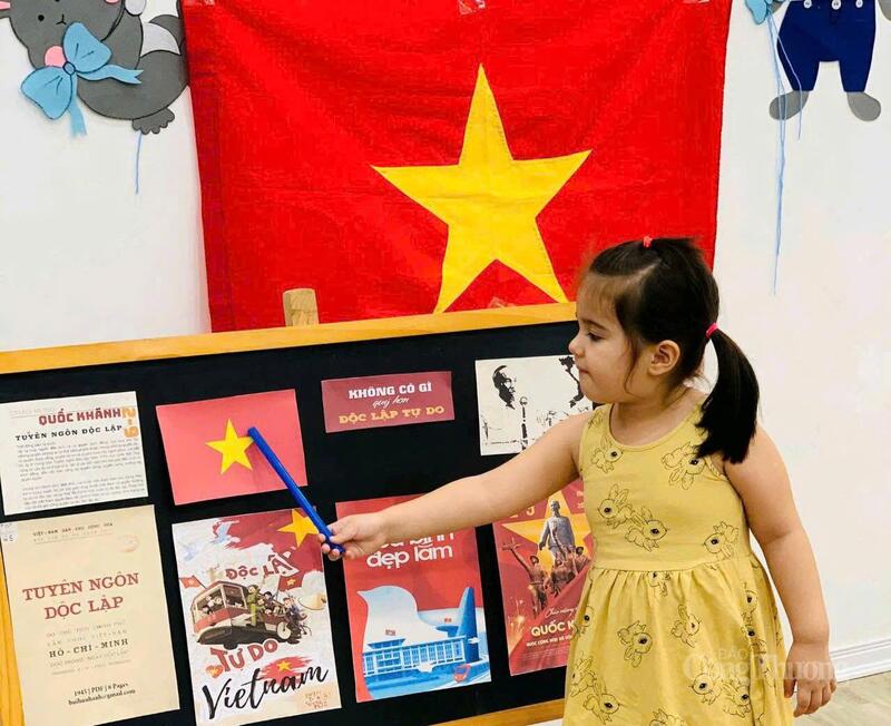 Các em được chỉ dạy ý nghĩa những hình ảnh truyền tải thông điệp lịch sử