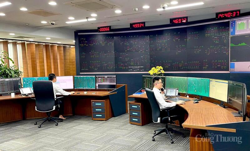 Ông Kim Ngọc (đầu tiên bên phải) tham gia kíp trực trong đêm 1/9