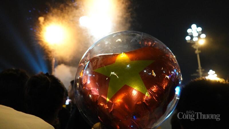 Những hình ảnh đẹp khi người dân xem bắn pháo hoa tại Quảng trường Lam Sơn