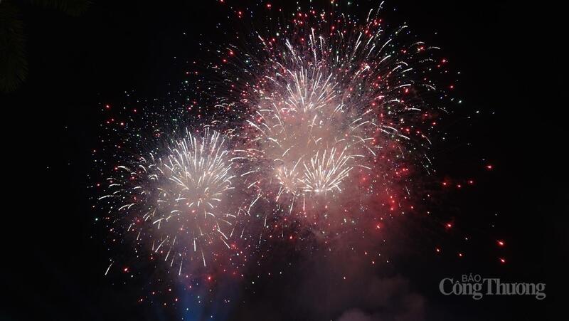 Hàng vạn người chen chân xem pháo hoa tại Quảng trường Lam Sơn - 16