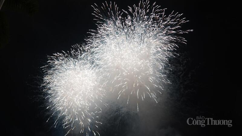 Những màn pháo hoa rực rỡ sắc màu tại Quảng trường Lam Sơn