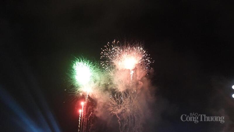 Hàng vạn người chen chân xem pháo hoa tại Quảng trường Lam Sơn - 14