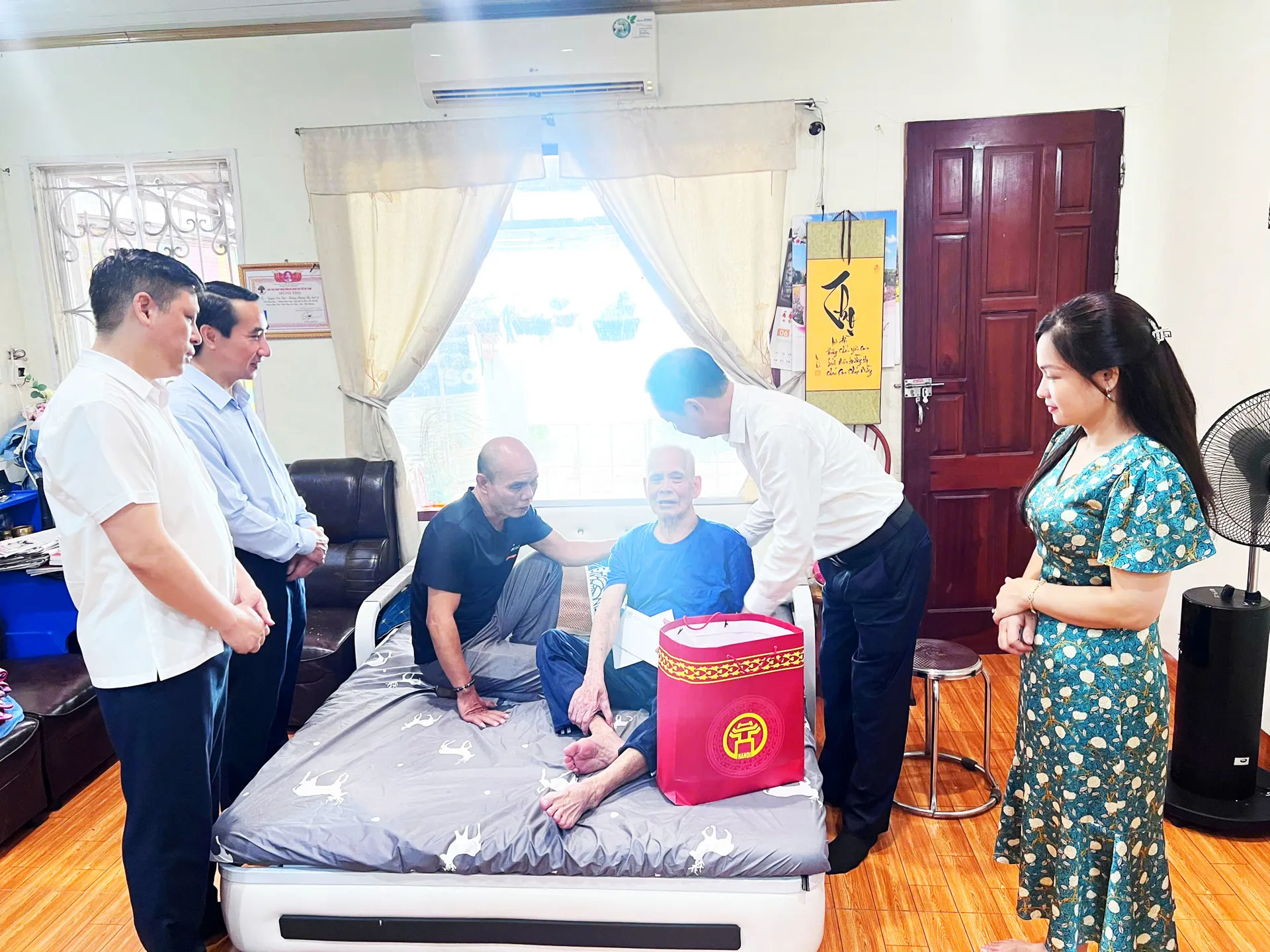 Phường Đông Ngạc tặng quà, tri ân gia đình có công với cách mạng dịp Quốc khánh 2/9