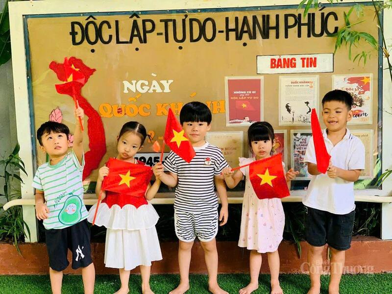 Đón mừng Quốc khánh 2/9, tại một số trường mầm non đã sắp xếp các tiểu cảnh gắn với những sự kiện ý nghĩa lịch sử như Cách mạng Tháng Tám, hình ảnh Chủ tịch Hồ Chí Minh đọc Tuyên ngôn Độc lập...